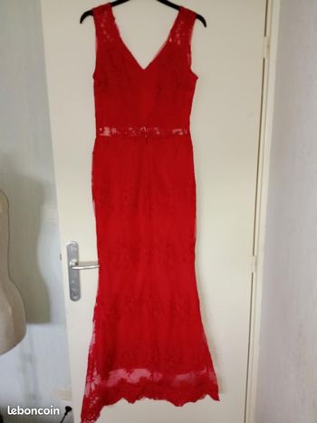 Robe longue rouge en dentelle jamais porté
