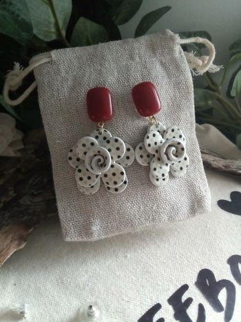 Boucles d'oreilles fleurs bohemia blanches et noires