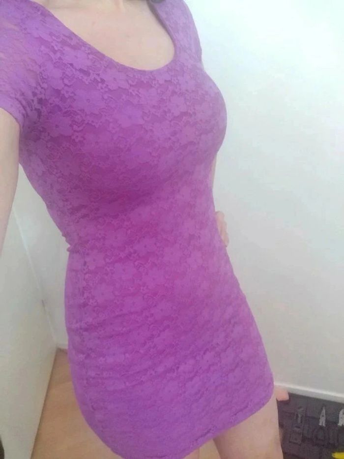 Robe moulante à dentelle fushia - photo numéro 2