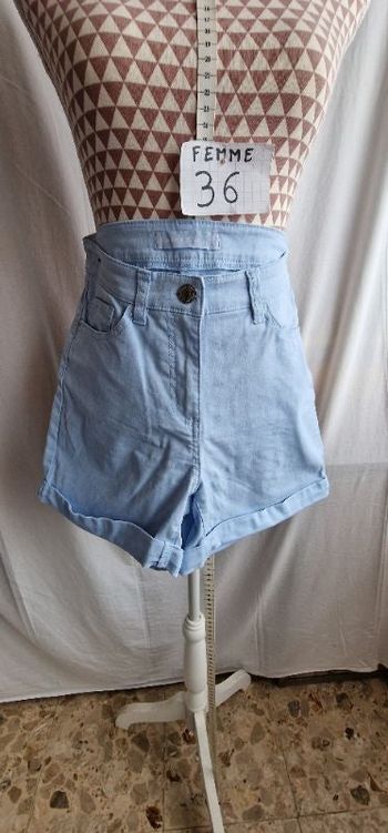 Short, bleu ciel,en coton & elasthanne, en très très bon état,taille standard, longueur 34cm