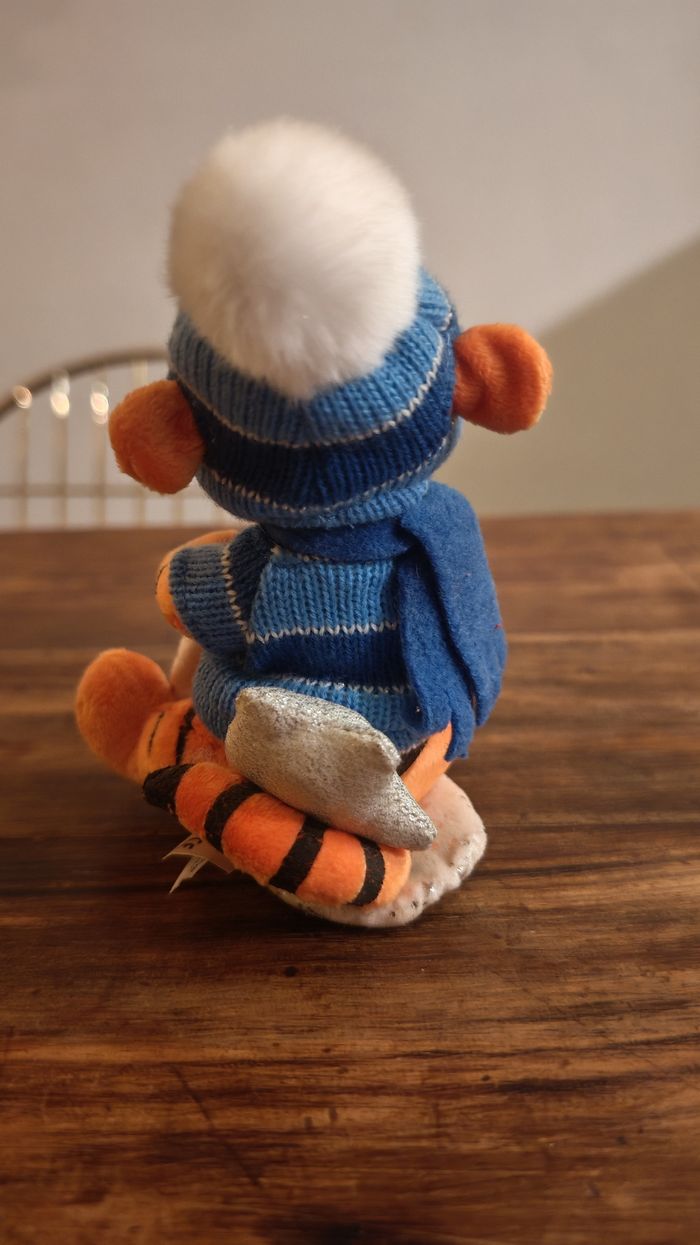Peluche Tigrou de Winnie l'Ourson sur luge, vêtue d'une tenue d'hiver 15 cm - photo numéro 4