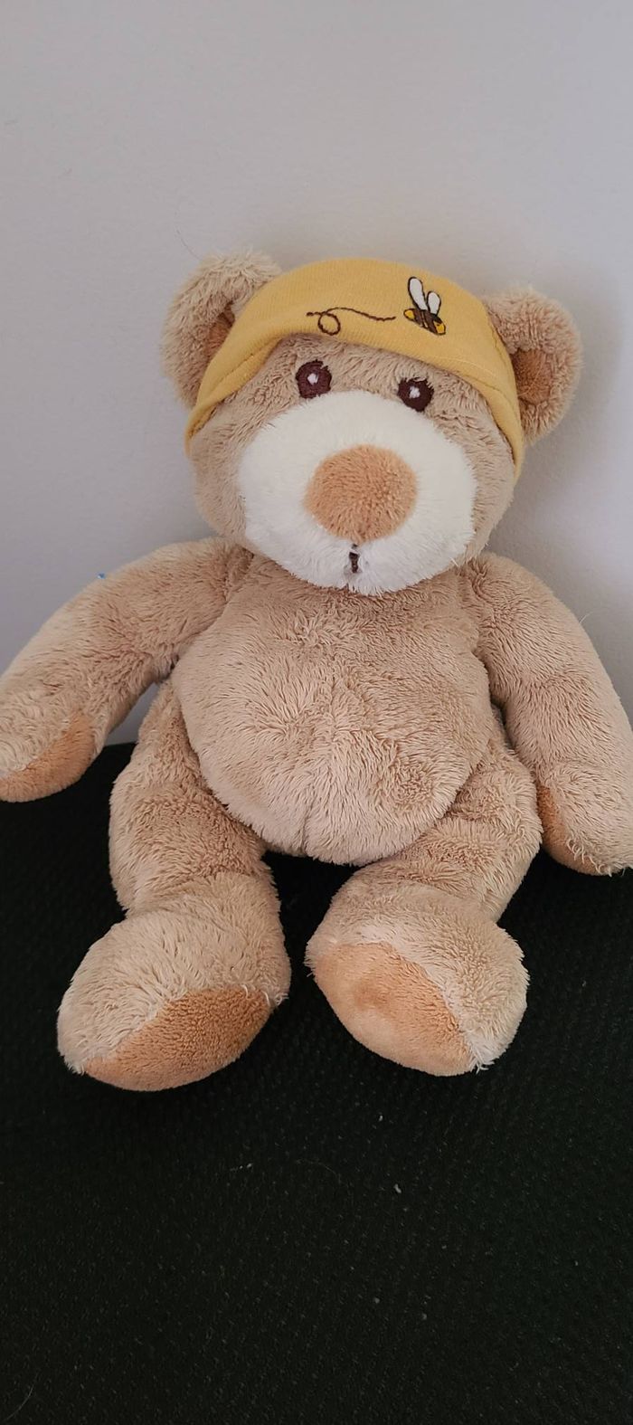 Peluche doudou ours beige ANNA CLUB PLUSH foulard tête abeille jaune