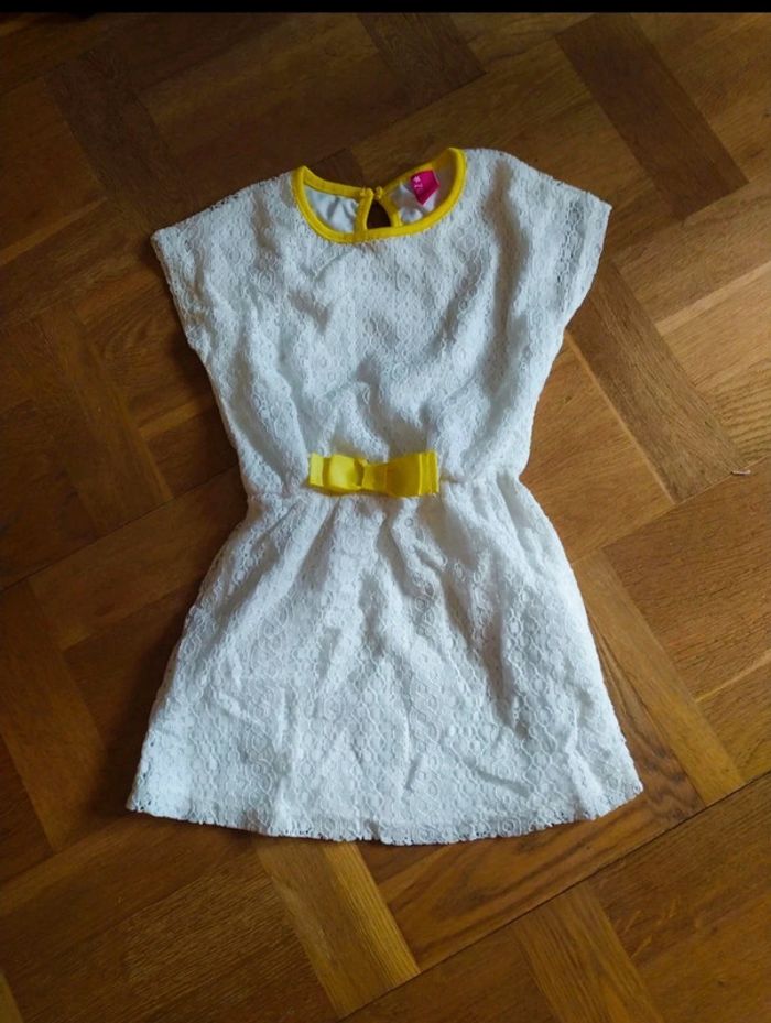 Robe dentelle blanc et jaune taille 5 ans baptême