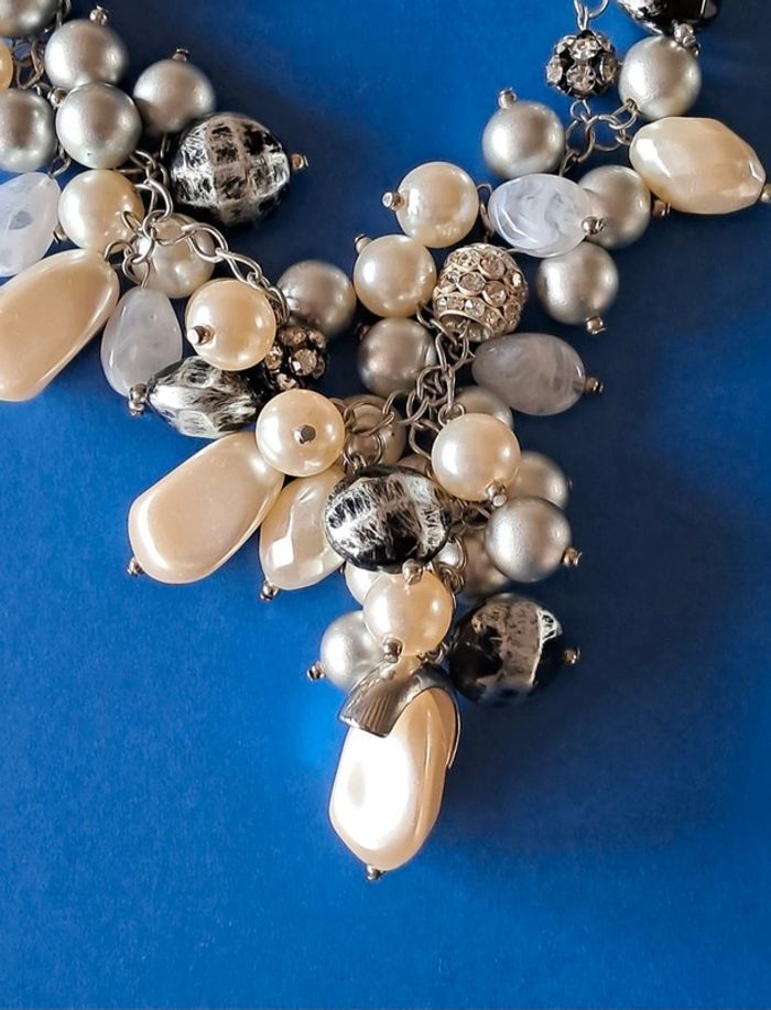 Collier court NEUF avec chaîne argentée et perles grises argentées et nacrées - photo numéro 6