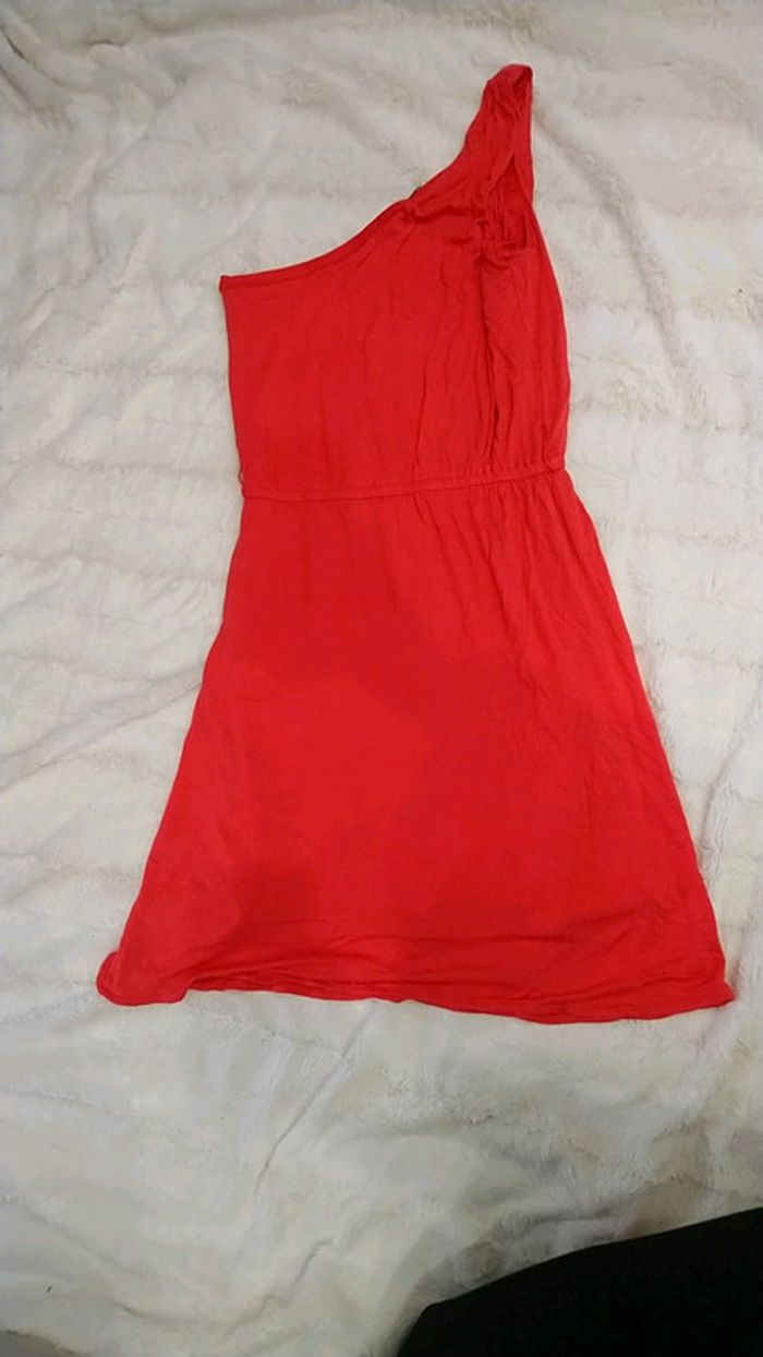 Robe rouge asymétrique