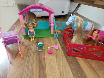 Petite écurie enfant barbie avec 1 poupée, 2 poneys et nombreux accessoires 