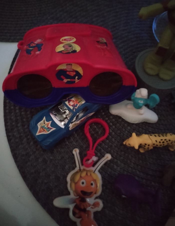 Lot jumelle, petite voiture, tortue ninja, figurines,lacets Tony Parker, porte clef Maya l'abeille - photo numéro 4