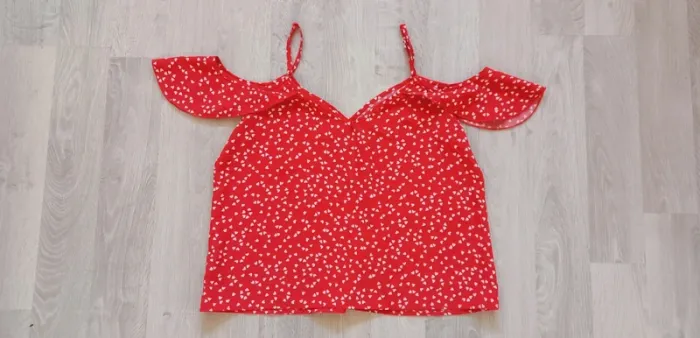 Top rouge femme à épaules dénudées, motif petits cœurs, taille M - photo numéro 2