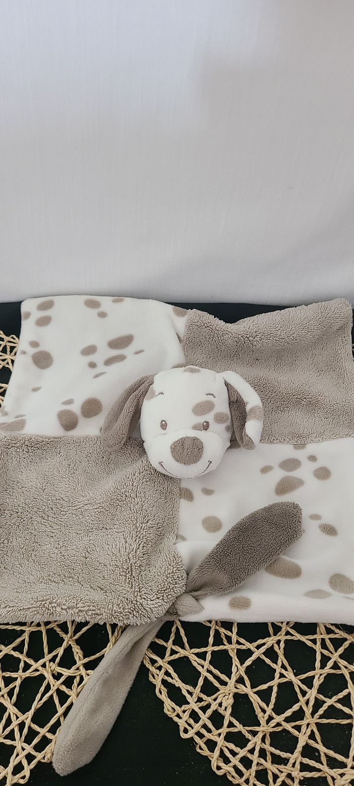 Doudou plat chien blanc beige Max Noa et Tom NATTOU