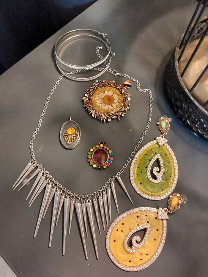 Lot de bijoux vintage et moderne couleur argenté et vert
