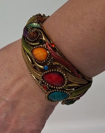 Bracelet jonc vintage en métal et pierres multicolores