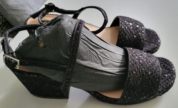 Sandales noires pour femmes Zara Taille 39 État comme neuf (Zara trafaluc) 
 
Prix : 20 euros 

Remise en main propre possible a Rueil-Malmaison (Secteur place besche) 

#zara#zarawoman#zarafashion#zaraaddicted#sandales#sandale#noir#classe#paillette#fêtes - photo numéro 5