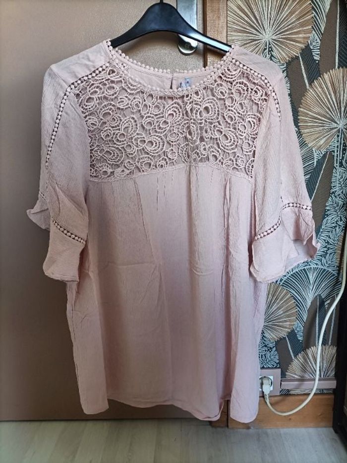 Tshirt rose pale broderie dentelle