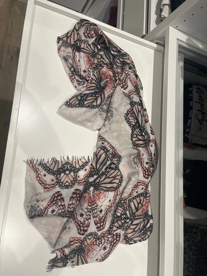 Écharpe à motif rose