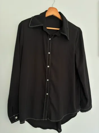 Chemise noire avec coutures blanches Taille S/M