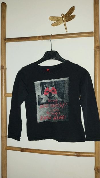 T shirt manches longues Tissaia floqué Taille 5 ans Très bon état