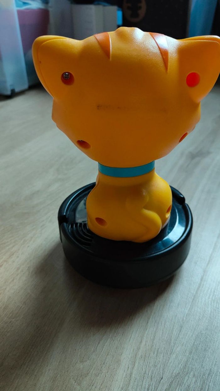 Jeu chat sur aspirateur - photo numéro 2