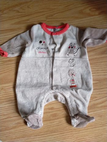 Très joli pyjama naissance en velours