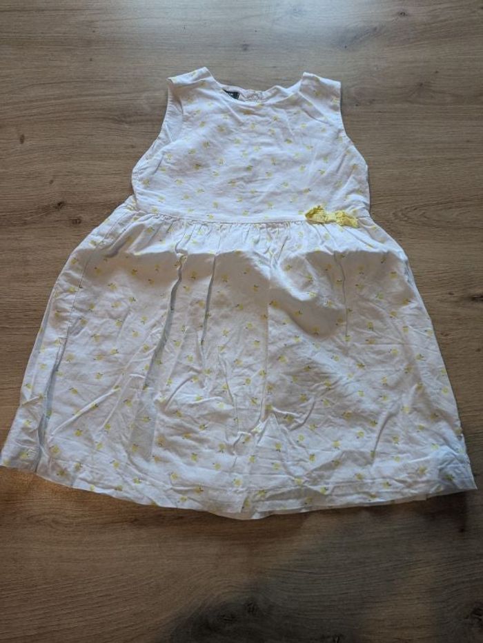 Robe blanche avec fruits