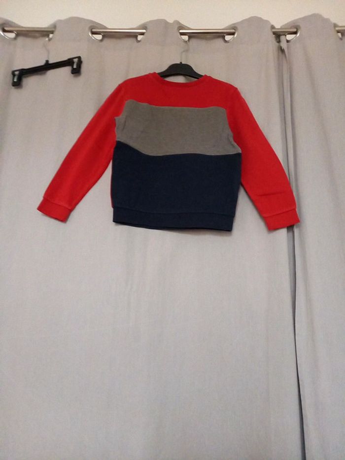 Pull rouge, gris et bleu foncé