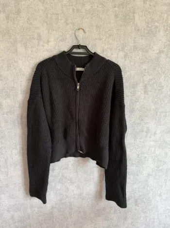 gilet zippe en mailles gris foncé pull & bear taille M