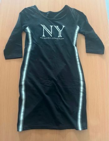 robe noir avec deux bandes bleu blanc et argentée de chaque côté