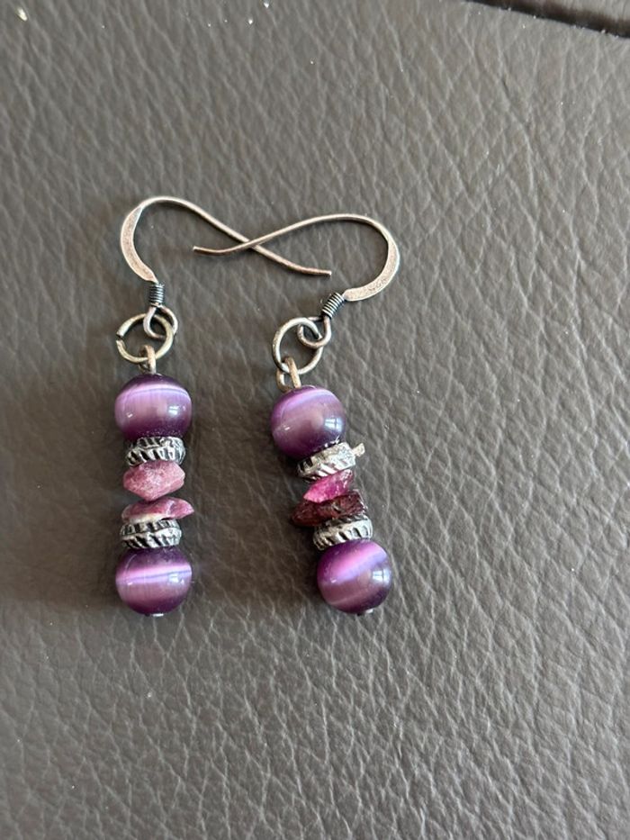 Boucles d’oreilles en perles et pierres violettes