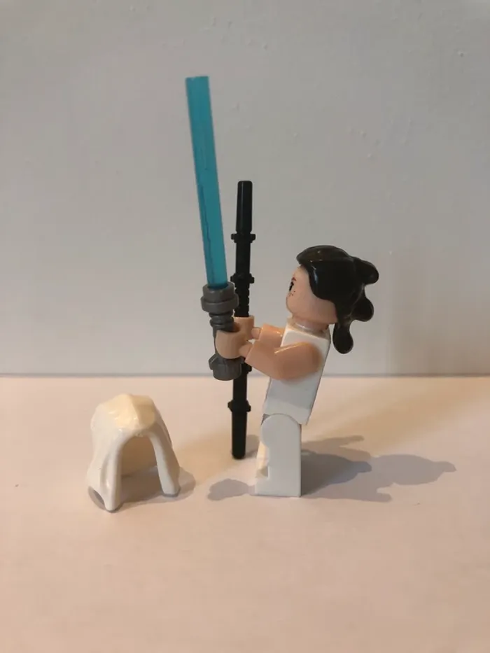 Figurine type lego Jedi Rey avec sabre laser et bâton de combat. Star Wars - photo numéro 2