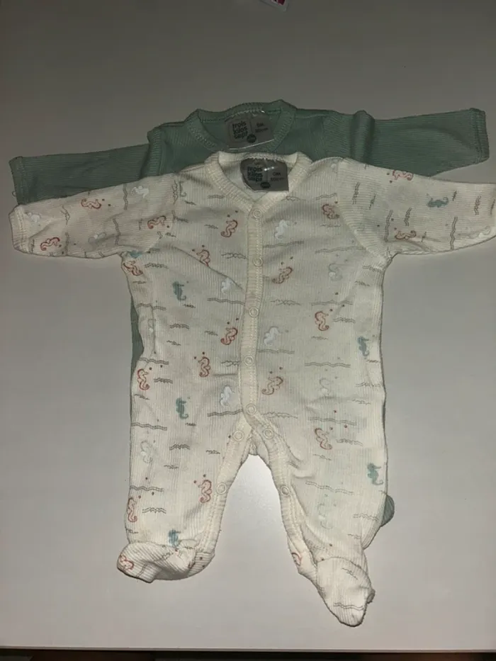 Lot pyjamas bodys naissance neuf jamais portés - photo numéro 2