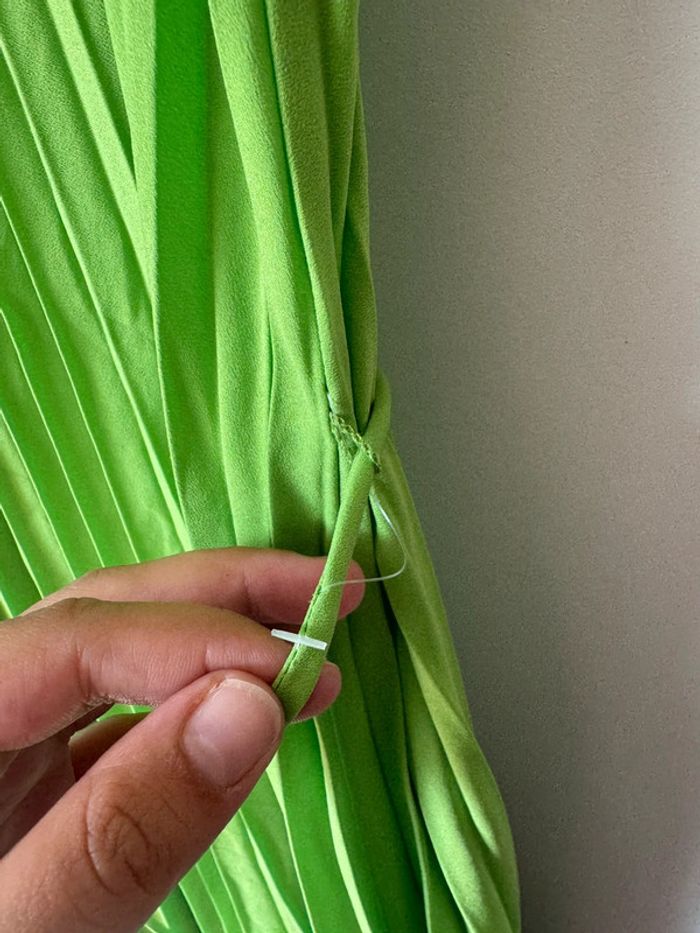 👗 Robe plissée mi-longue à bretelles fines - Vert- neuf sans étiquette - Mango - taille M - photo numéro 5