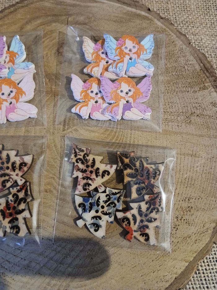 Lot de 4 sachets de boutons en bois sapins de Noël et fées - photo numéro 3