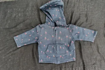 Gilet Fille Kiabi à capuche – Taille 3 mois (62 cm) 🍒
