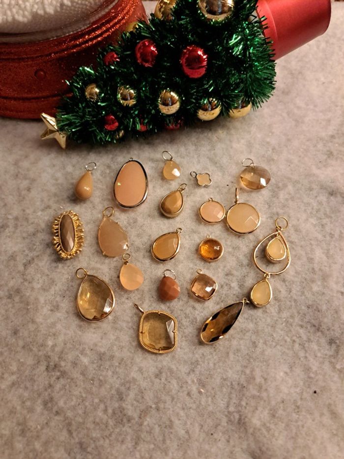 Lot de pendentifs orangé marron clair et beige