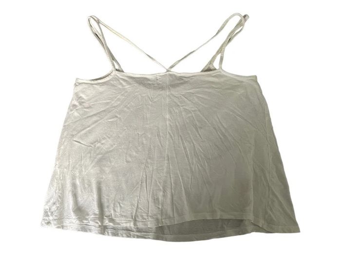 Top fines bretelles blanc avec imprimés cerise Bershka taille S très bon état - photo numéro 2