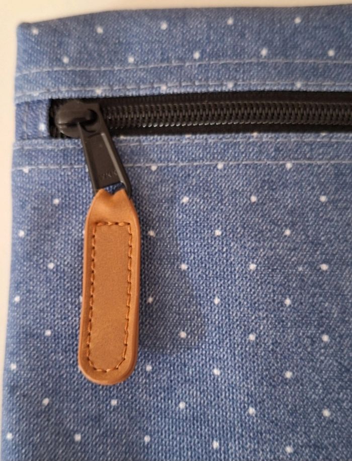 Pochette Cabaïa zippée bleu ciel à pois blancs - photo numéro 4