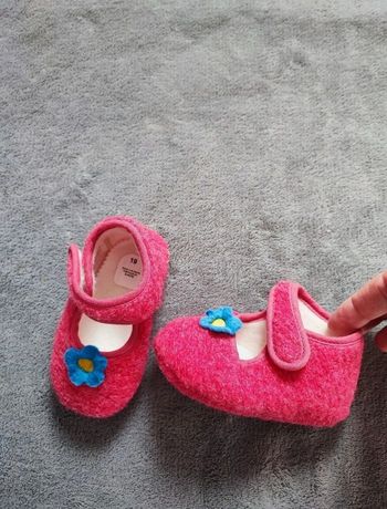 Chaussures/ chaussons taille 19
NEUVES