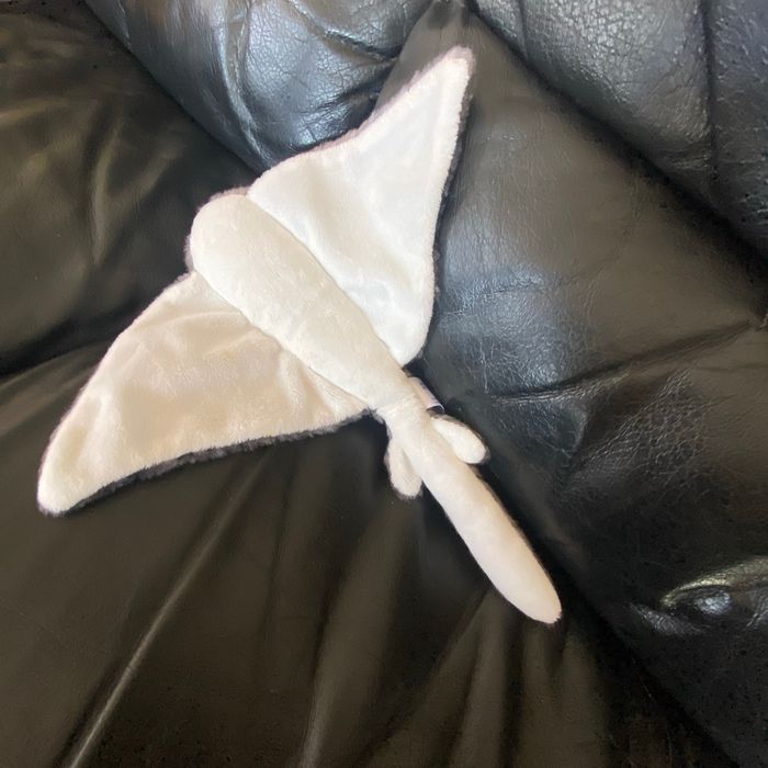 Doudou peluche raie aurora grise et blanche 25cm - photo numéro 2