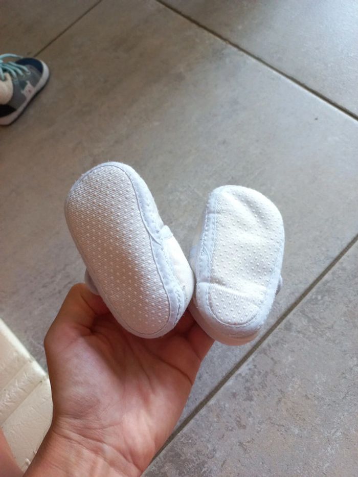 Petits chaussons jaune pâle 3/6 mois bébé - photo numéro 3
