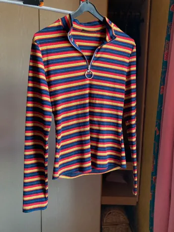 Superbe sweat-shirt pull coton jamais porté, lignes taille M