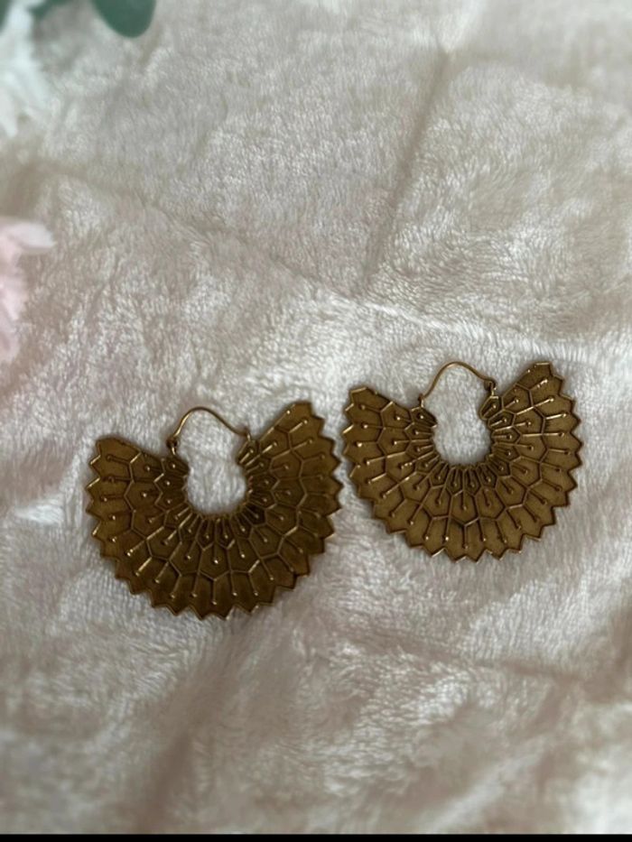 Boucles d’oreilles style créoles en laiton doré - photo numéro 2