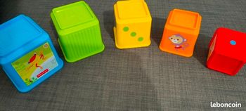 Cubes à empiler sensoriels Fisher Price