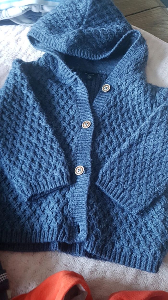 Lot 3 gilets et 1 tshirt - photo numéro 9