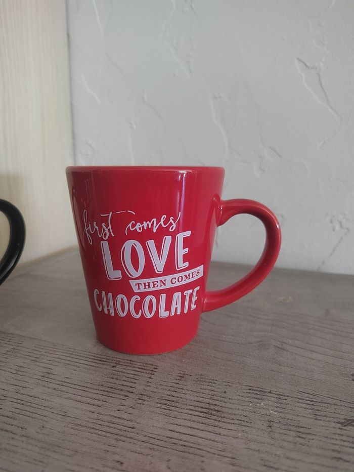 Lot de 2 mugs en céramique imprimés chocolat – rouge et noir – très bon état - photo numéro 2
