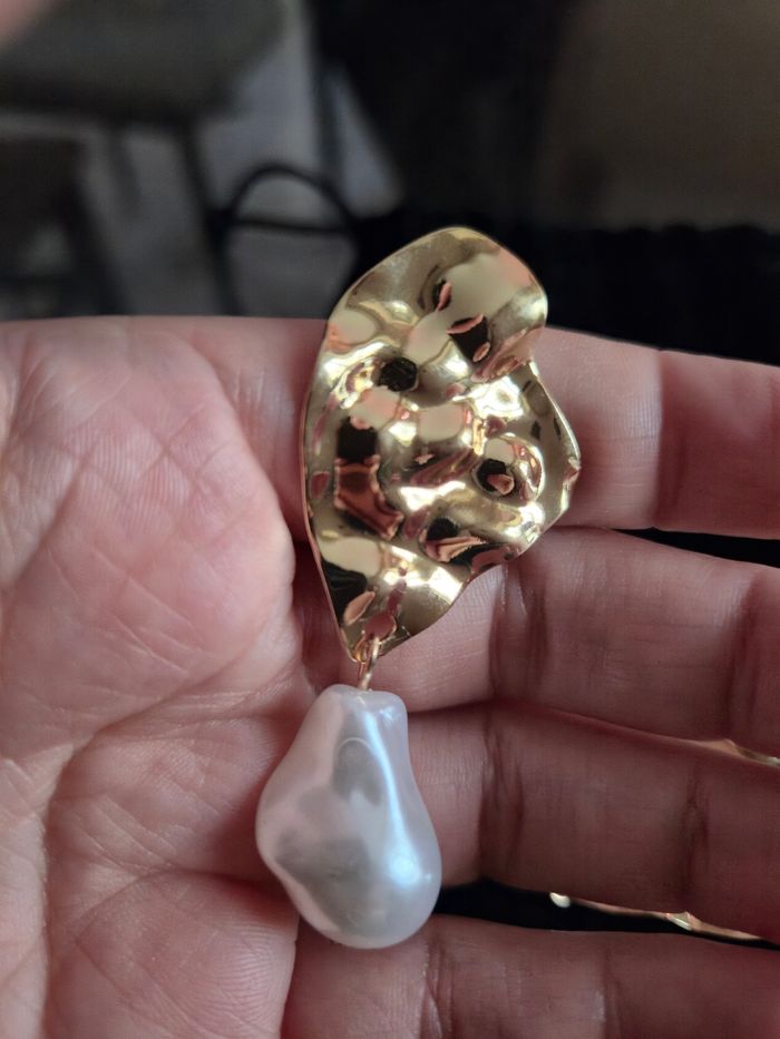 Boucles d'oreilles dorées et perles blanche synthétiques cxl by Christian Lacroix - photo numéro 4