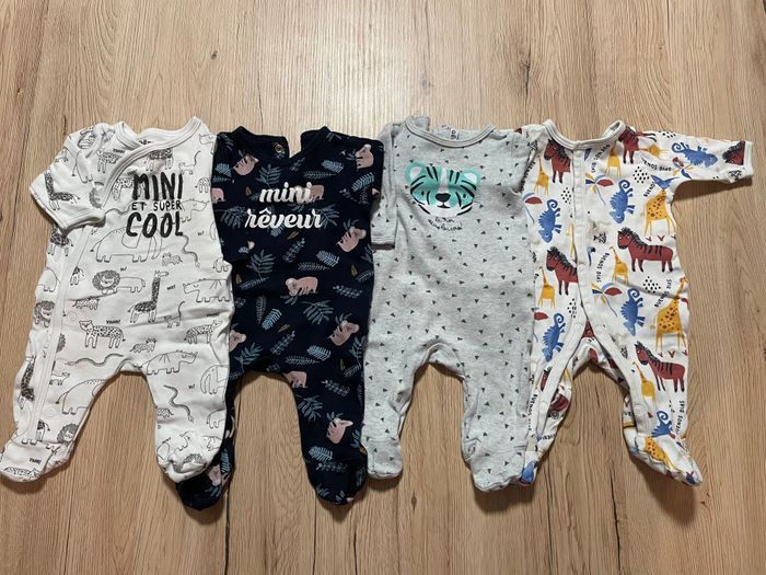 Lors 4 pyjamas coton 1 mois.