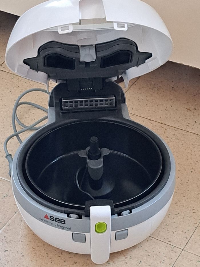 Friteuse sans huile Seb ActiFry (airfryer)
Capacité : 1kg de frite - photo numéro 6