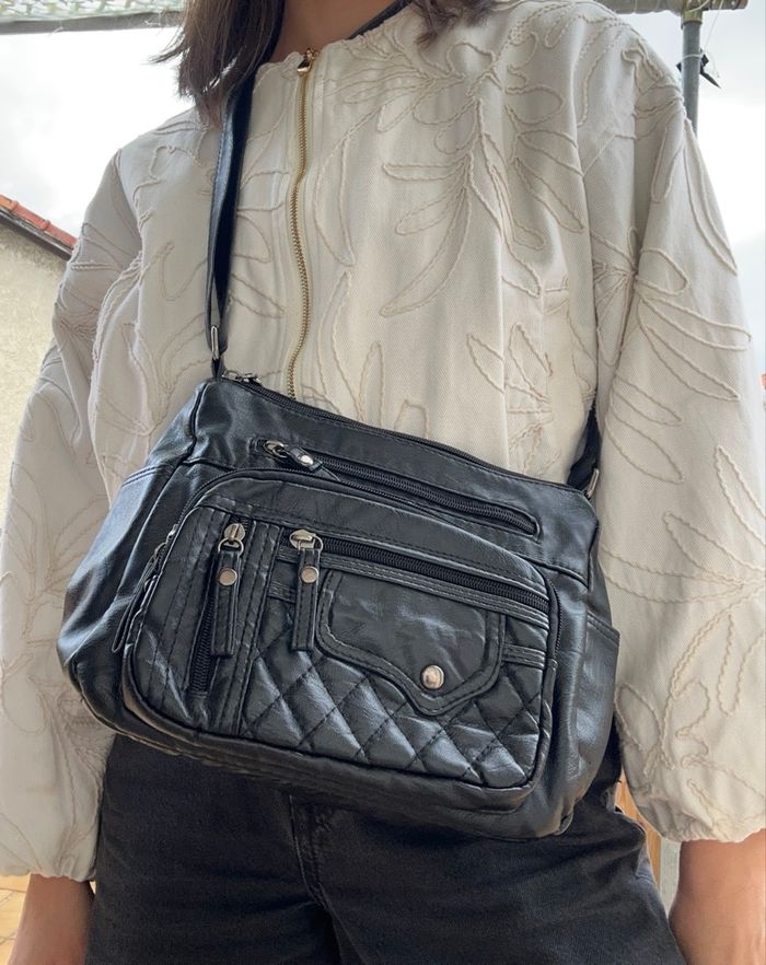 Sac à main noir cuir synthétique plusieurs poches
