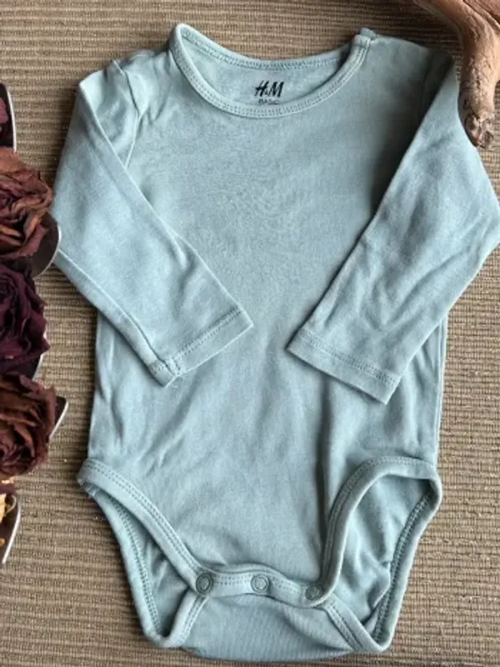 2 bodys taille 2-4 mois - photo numéro 5