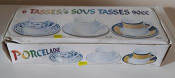 Tasses et sous-tasses neuves.