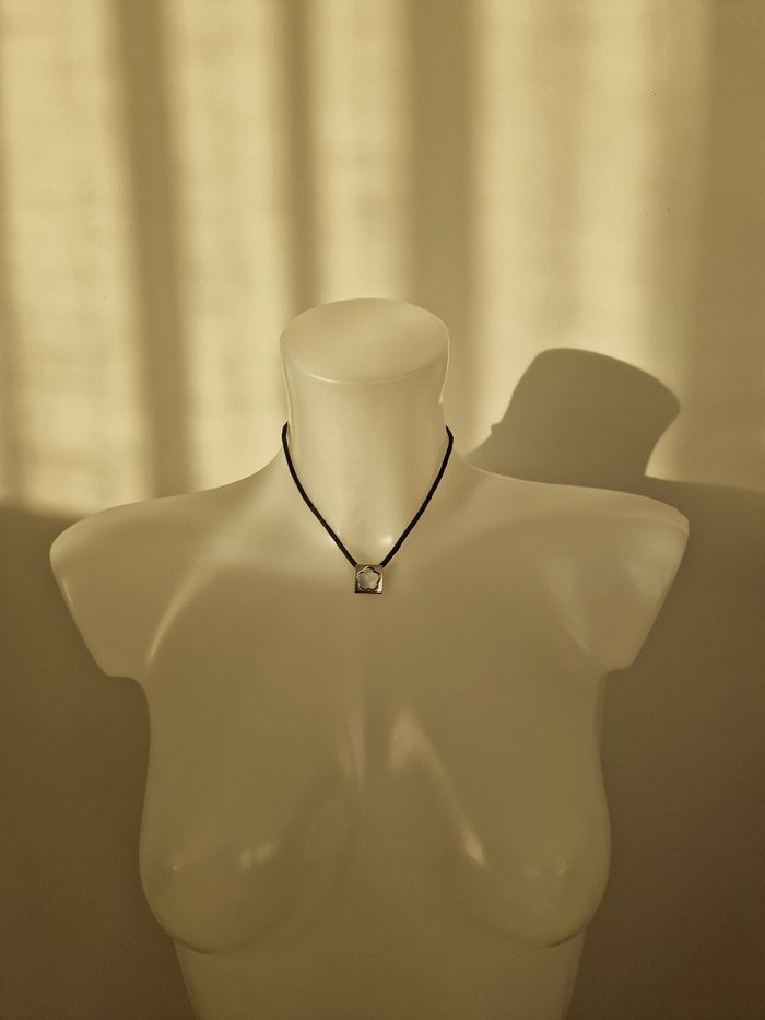 Collier fleur bleu dans un carré argenté